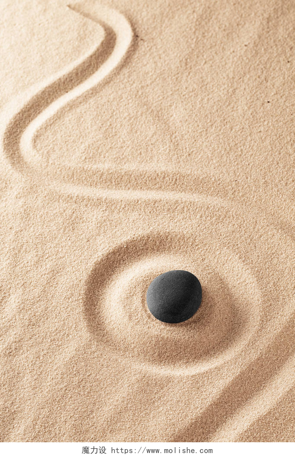沙子上的石头倾斜的沙子和水疗健康治疗石。禅宗佛教冥想石的集中和放松, 通过极简主义和纯洁。有复制空间的精神背景.